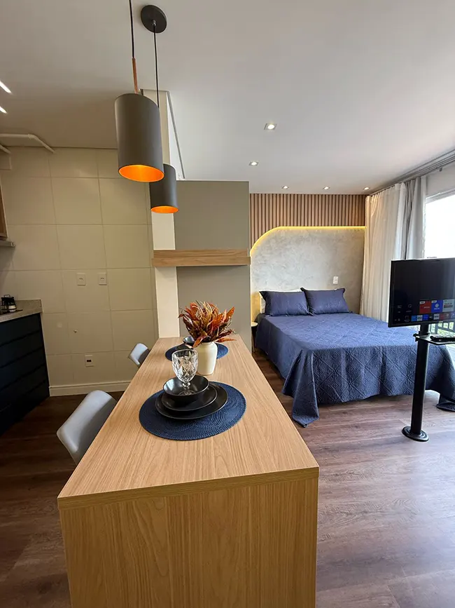 Quarto do Studio Mobilité Righeto com parede ripada e vista da cidade